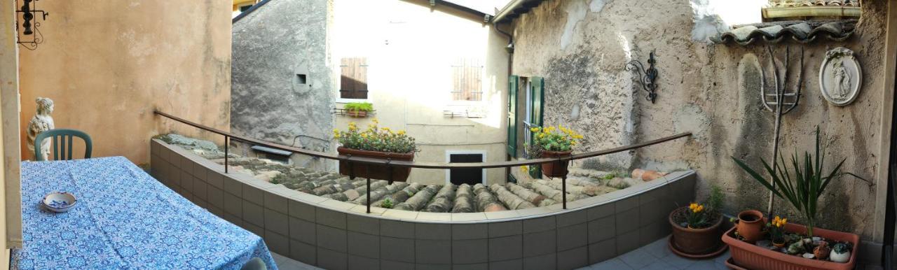 Ferienwohnung Il Vicoletto Torri Del Benaco Exterior foto